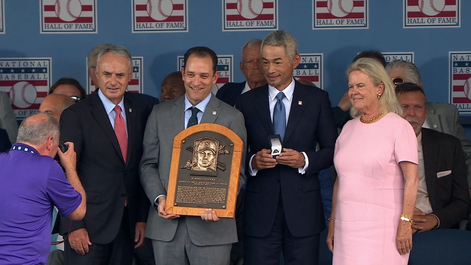 Ichiro Suzuki has his HOF plaque read to the crowd | 07/27/2025