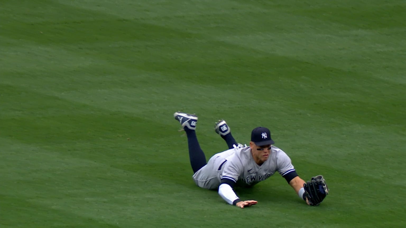 Aaron Judge's grand diving play 04/07/2023 New York Yankees