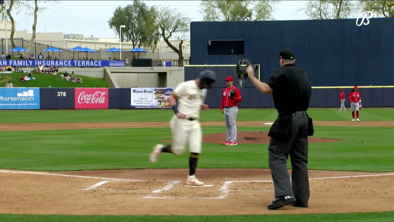 Jesse Winker scores on wild pitch, 06/23/2022