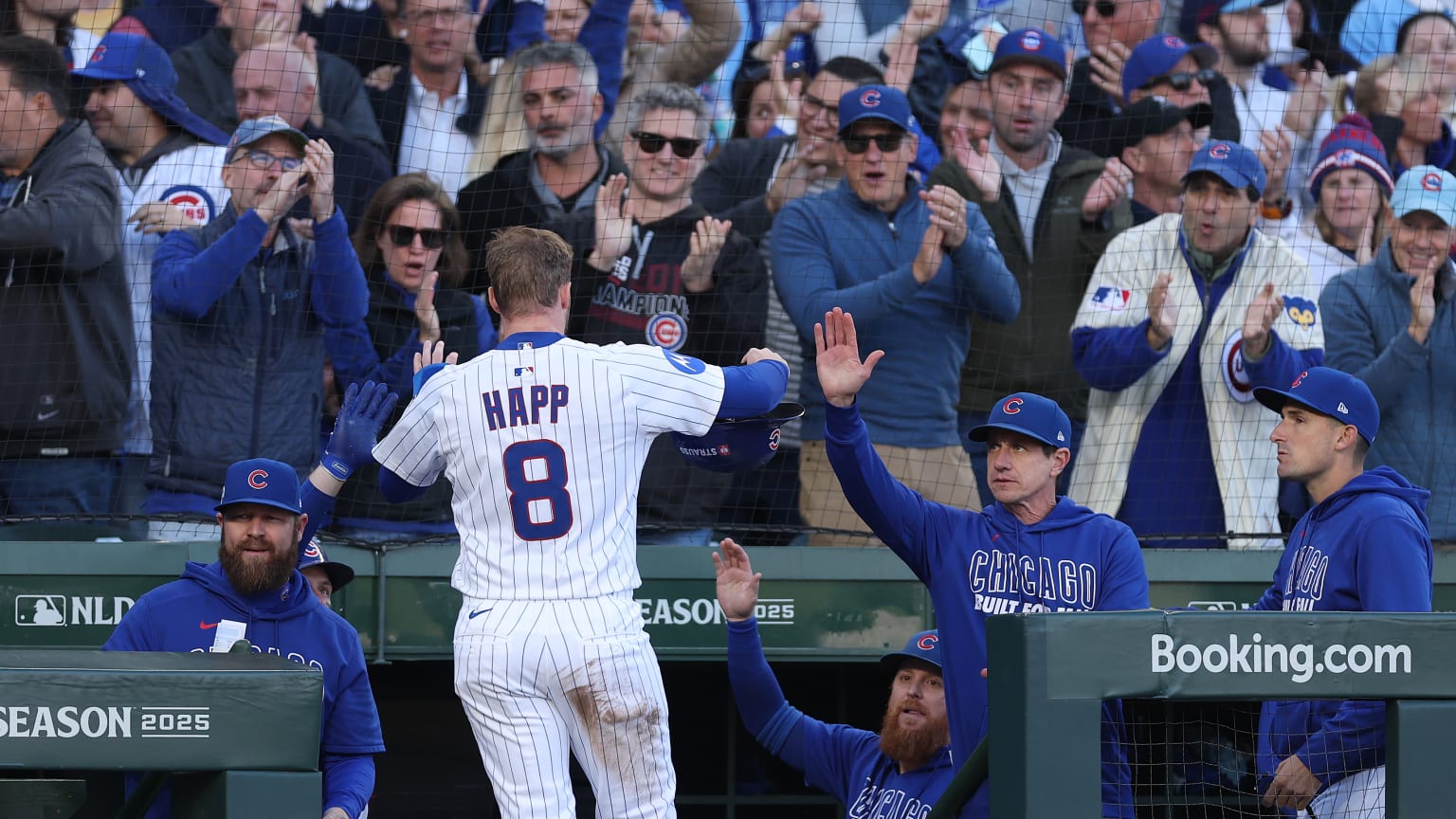Ian Happ scores on a wild pitch | 10/08/2025 | MLB.com