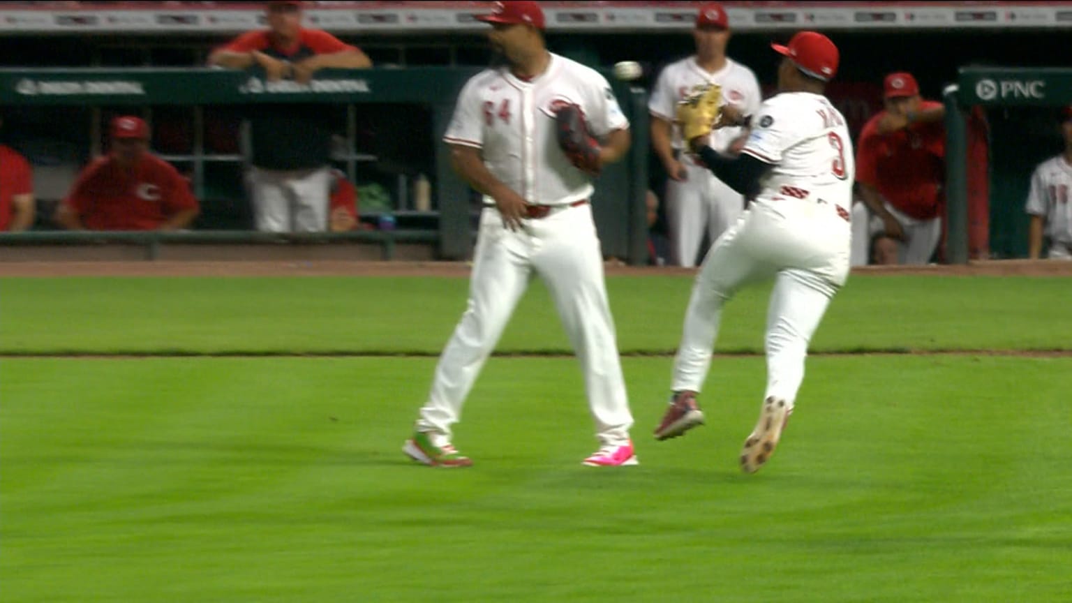 Ke'Bryan Hayes' clutch barehanded play | 08/16/2025 | Cincinnati Reds