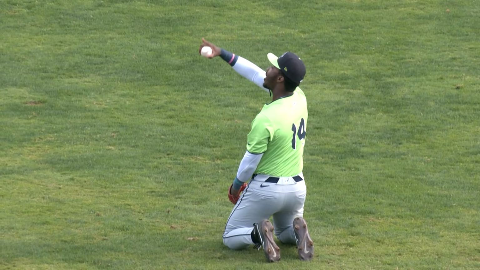 Gino Groover makes a great overtheshoulder catch 08/31/2023