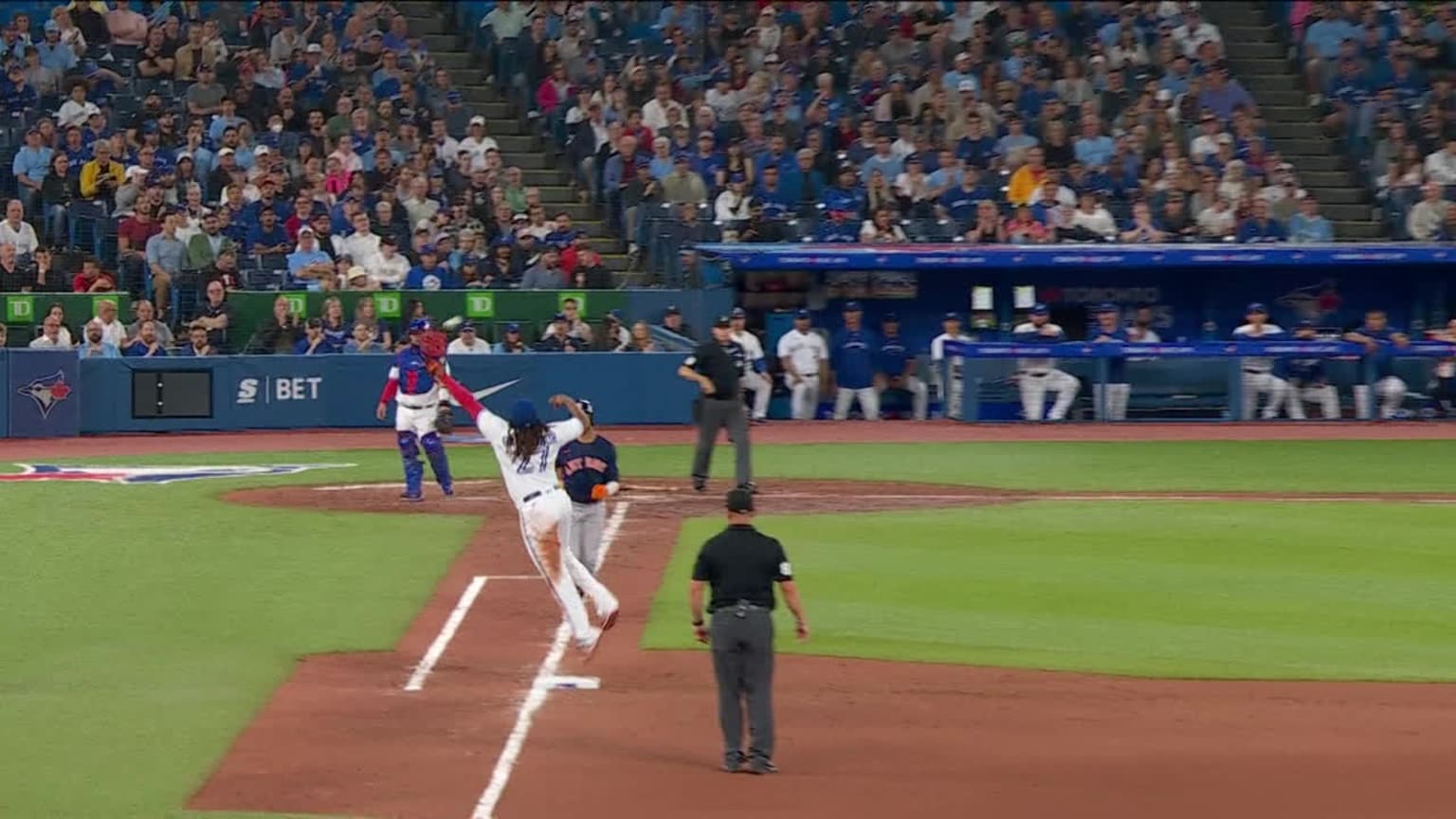 Vlad Jr. makes an overhead grab from Erik Swanson | 06/08/2023 ...