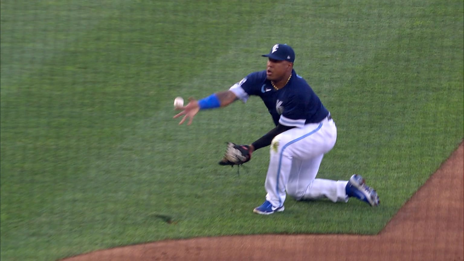 Salvador Perez's diving stop | 07/28/2023 | MLB.com