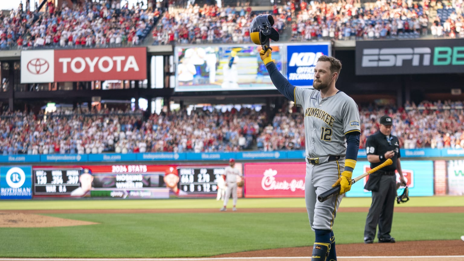 Rhys Hoskins receives standing ovation in return