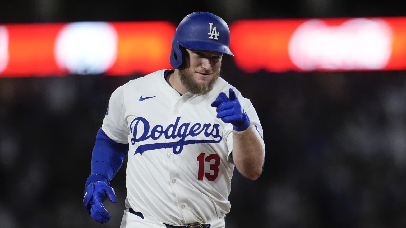 Infielder Max Muncy agrees to two-year, $24 million
