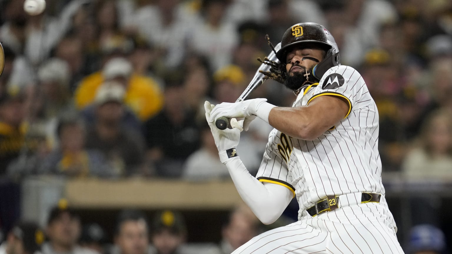 Fernando Tatis Jr. dodges pitch from Michael Kopech | 10/09/2024