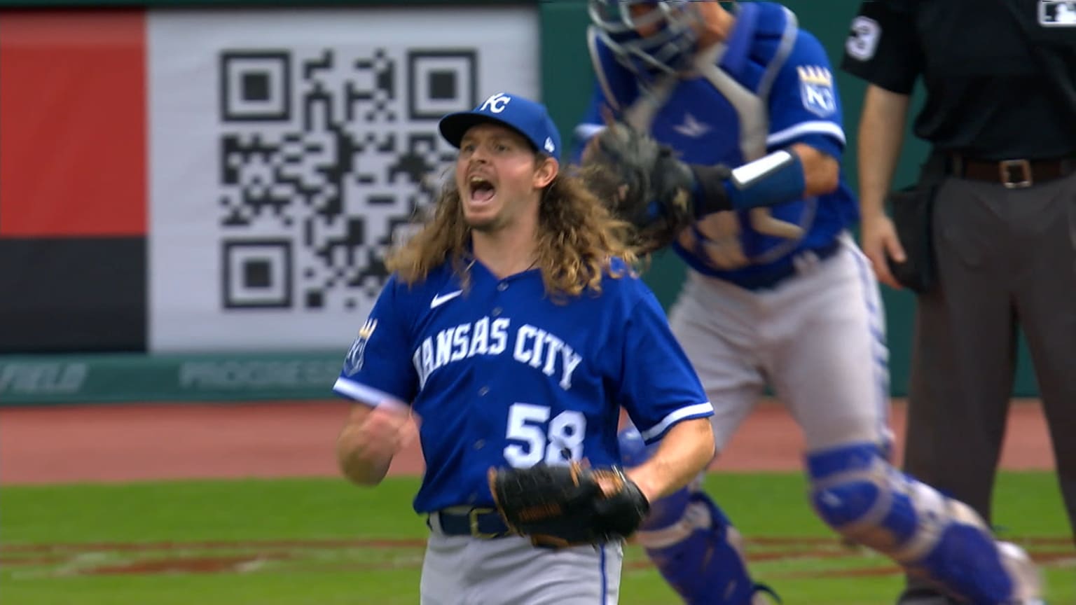 Photo: Royals Kyle Isbel Misses a Diving Catch on Opening Day 2023 -  KCP20230330121 