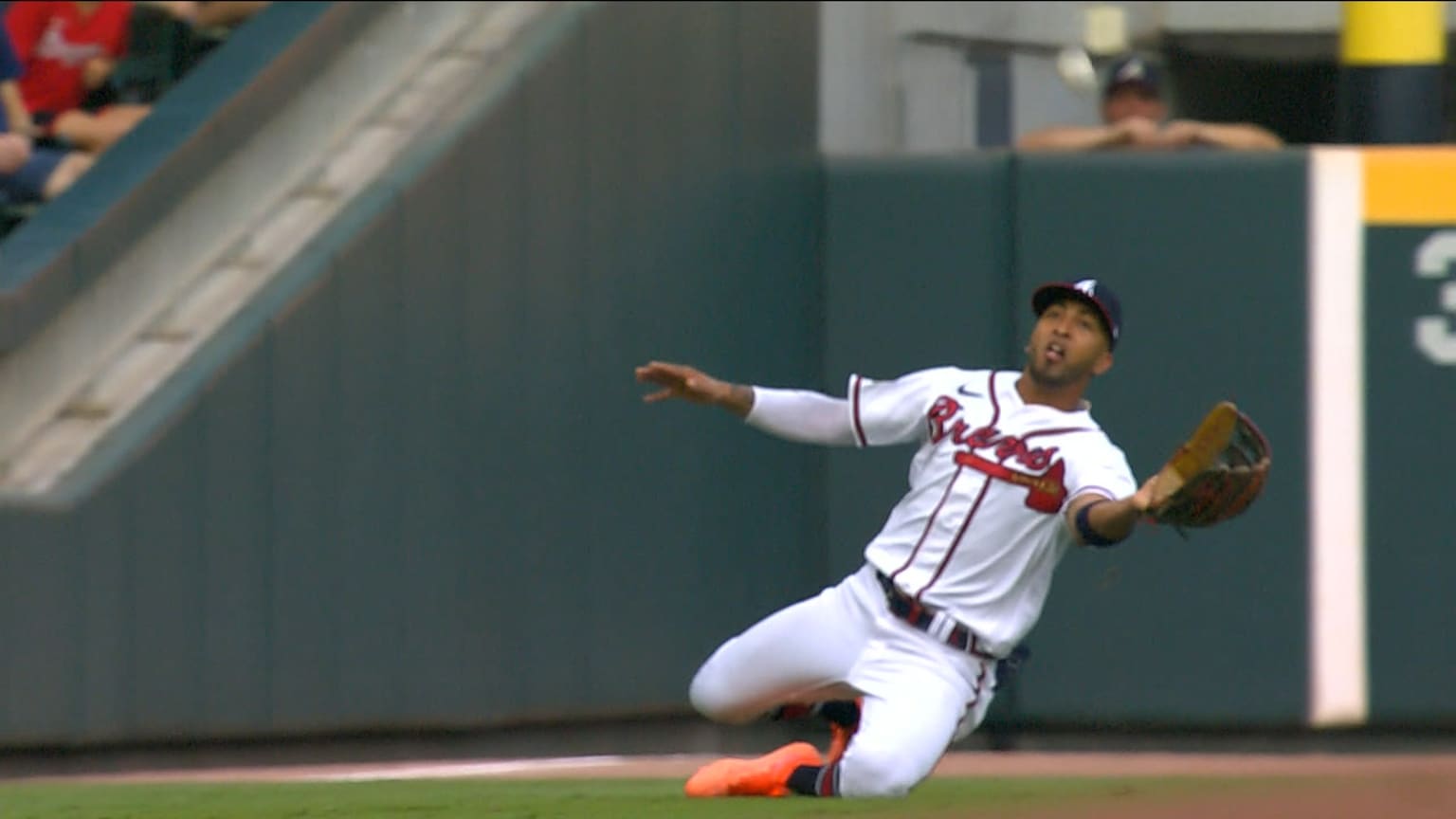 Eddie Rosario makes the sliding grab in left field 08/22/2023