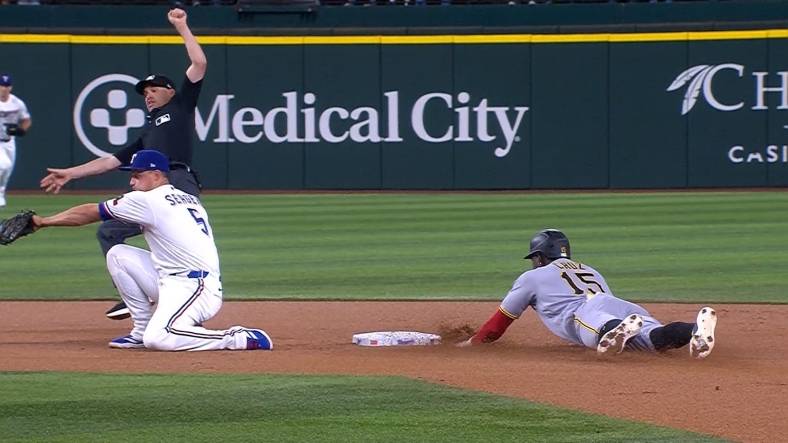 Oneil Cruz steals 2nd base and moves to 3rd | 04/21/2026
