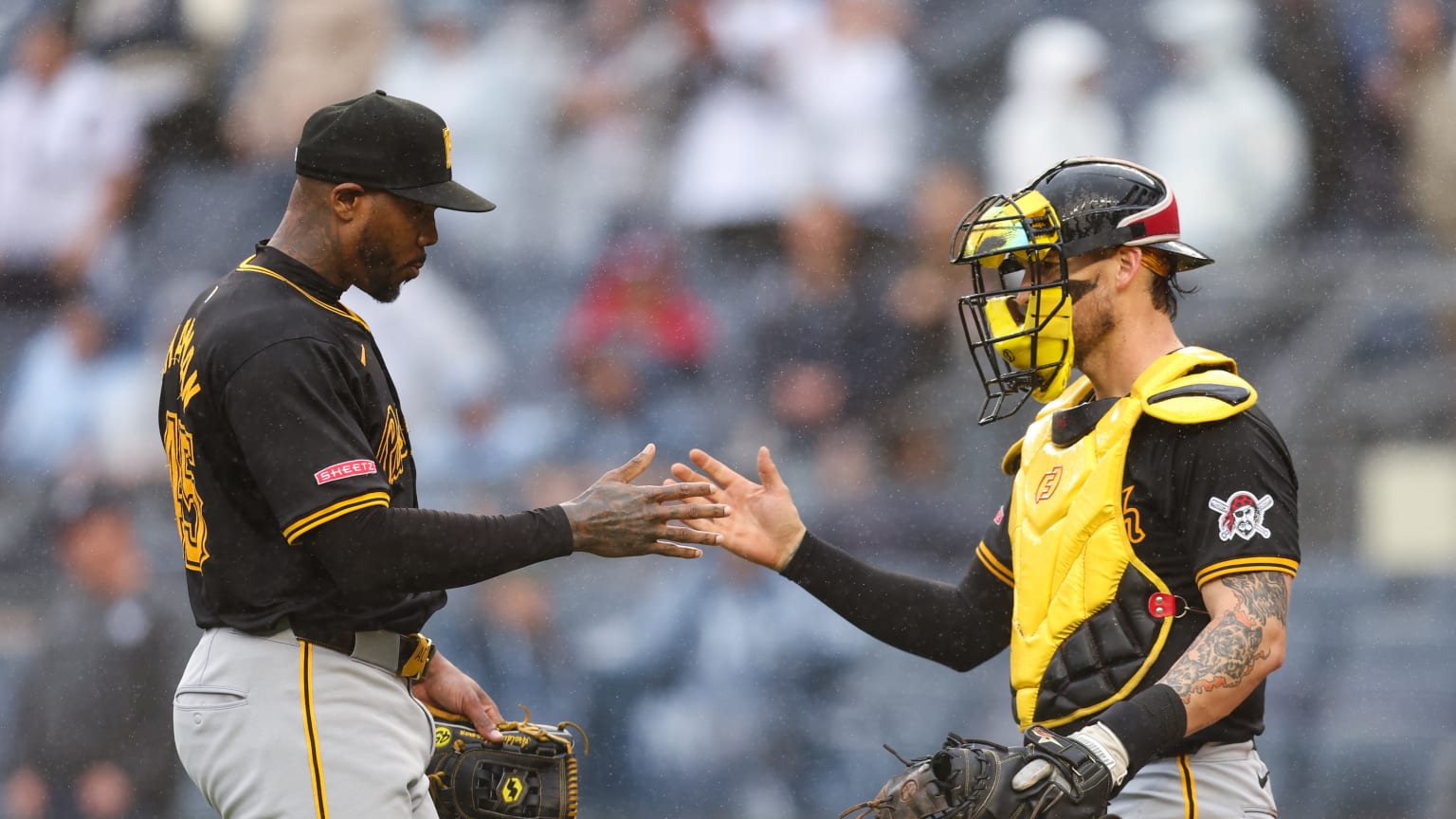 Aroldis Chapman seals the save and Pirates victory