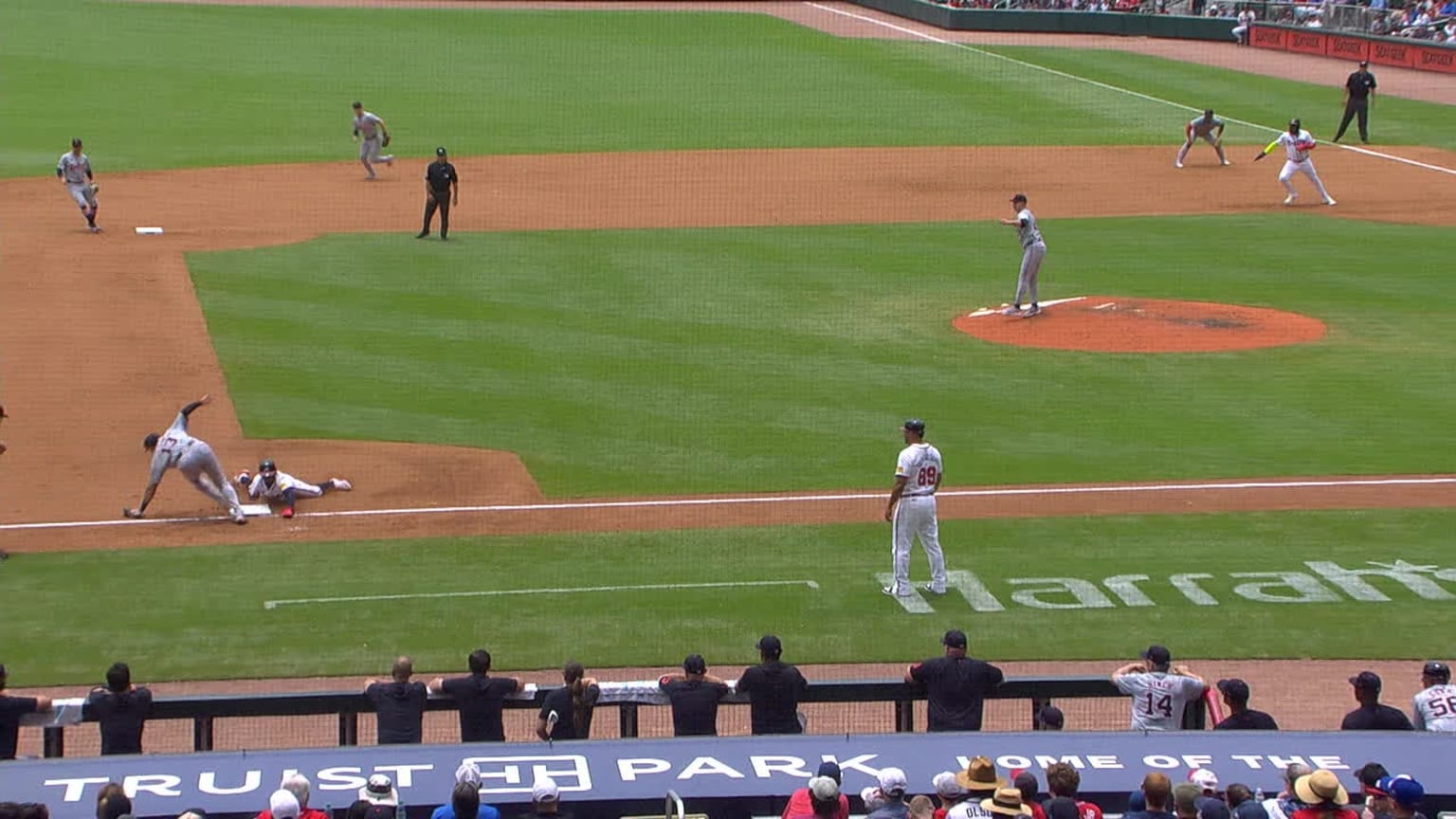 Albies steals third base, scores on throwing error | 06/19/2024 ...