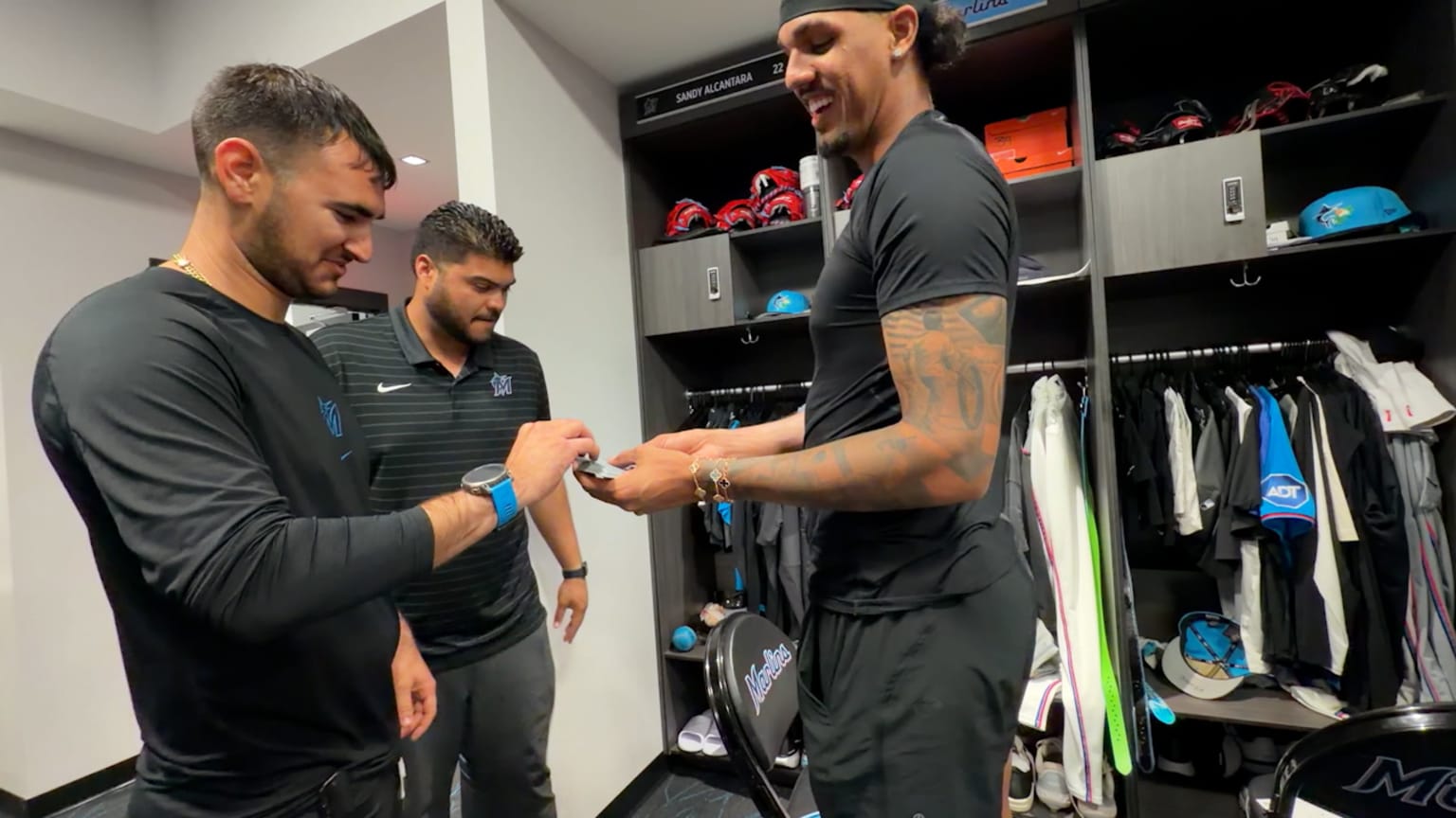 Eury Pérez shows off his card trick | 03/09/2026 | Miami Marlins