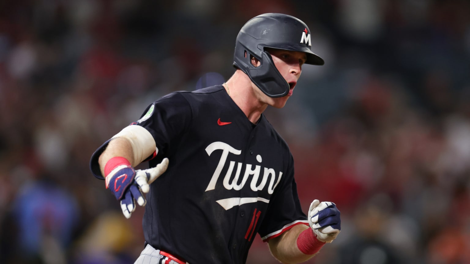 Walker Jenkins drills a solo home run to right field, increasing the Twins' lead to 3-0 in the top of the 7th inning