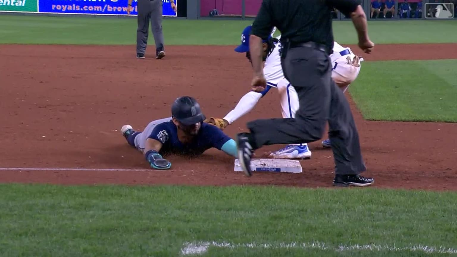 Seattle unsuccessfully challenges the call at third | 08/16/2023 ...