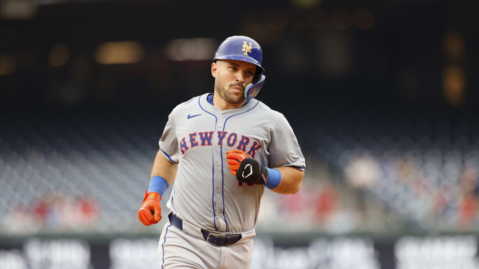Luis Torrens' solo home run (1)