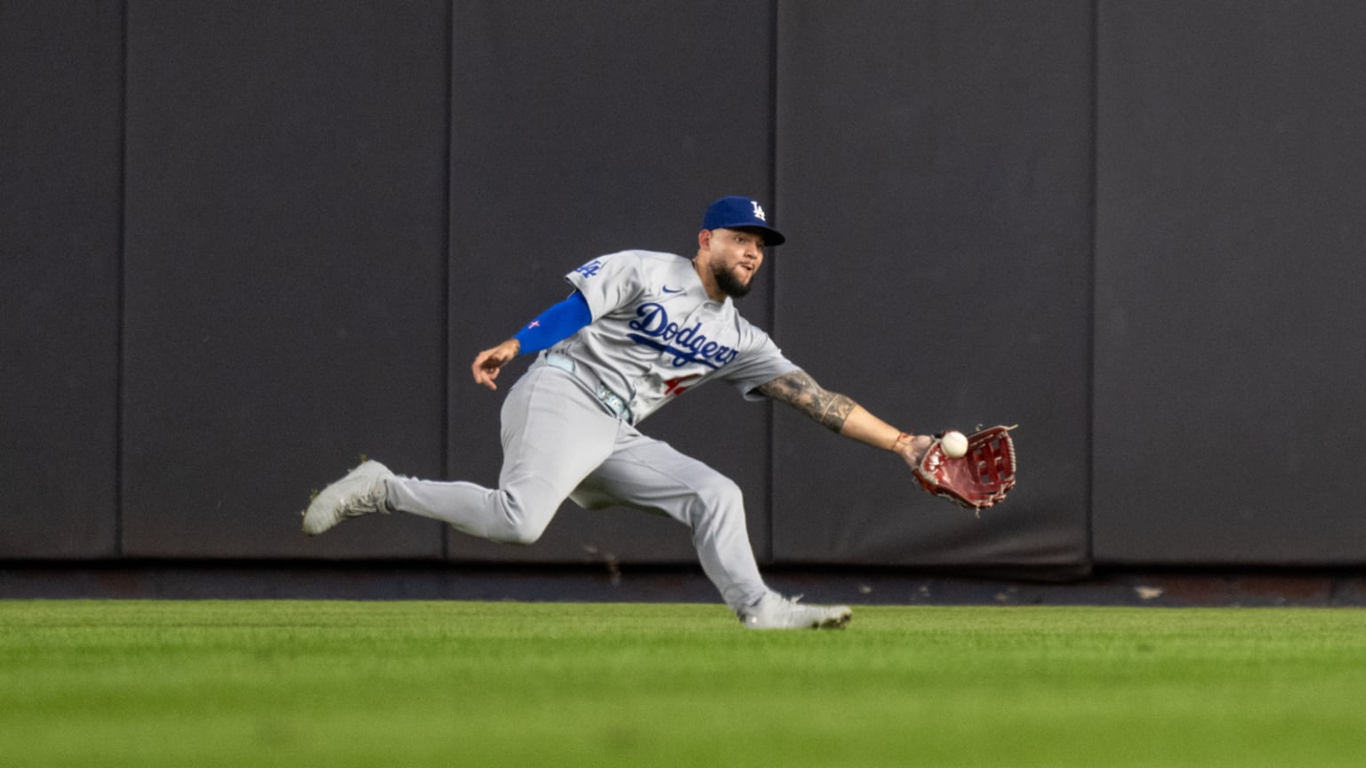 チャメロップス　アンディーページ Andy Pages slides to rob Austin Wells | 07/17/2026 | MLB.com