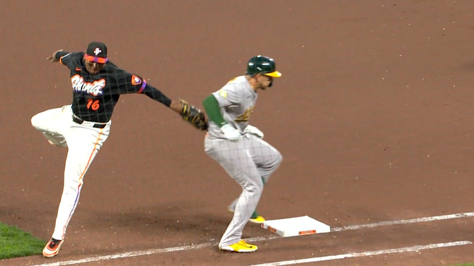 Rafael Devers's behind-the-back tag | 06/23/2026 | San Francisco Giants