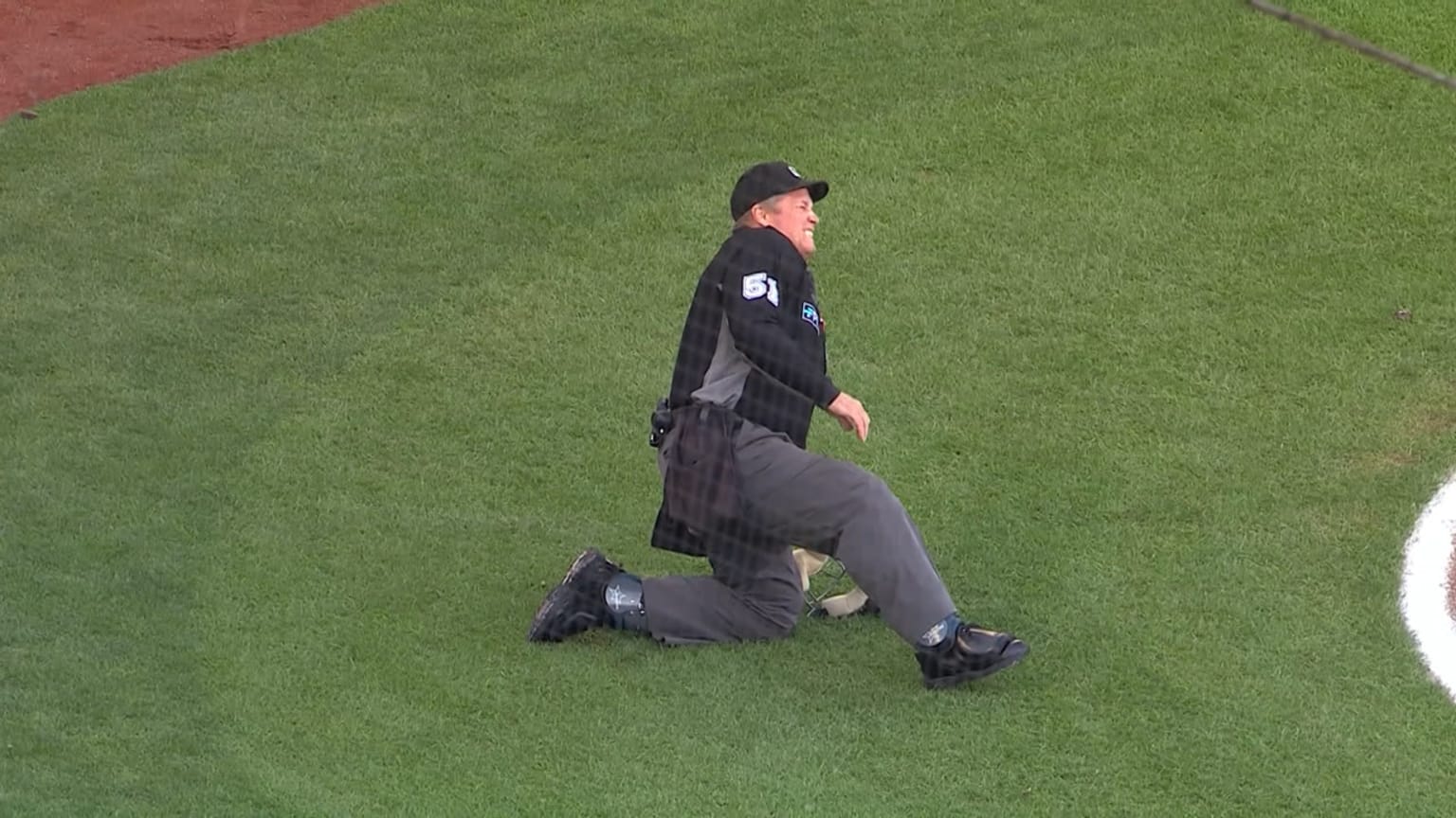 Home plate umpire Marvin Hudson leaves with injury | 08/29/2022 | San ...