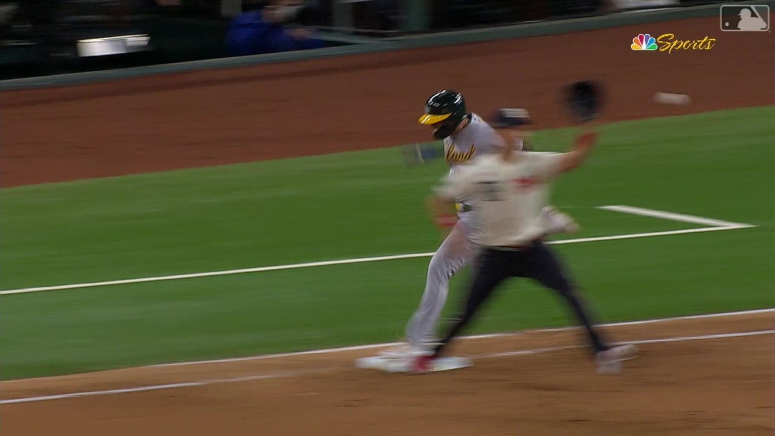 Aledmys Díaz hits an RBI force out | 04/21/2023 | Athletics