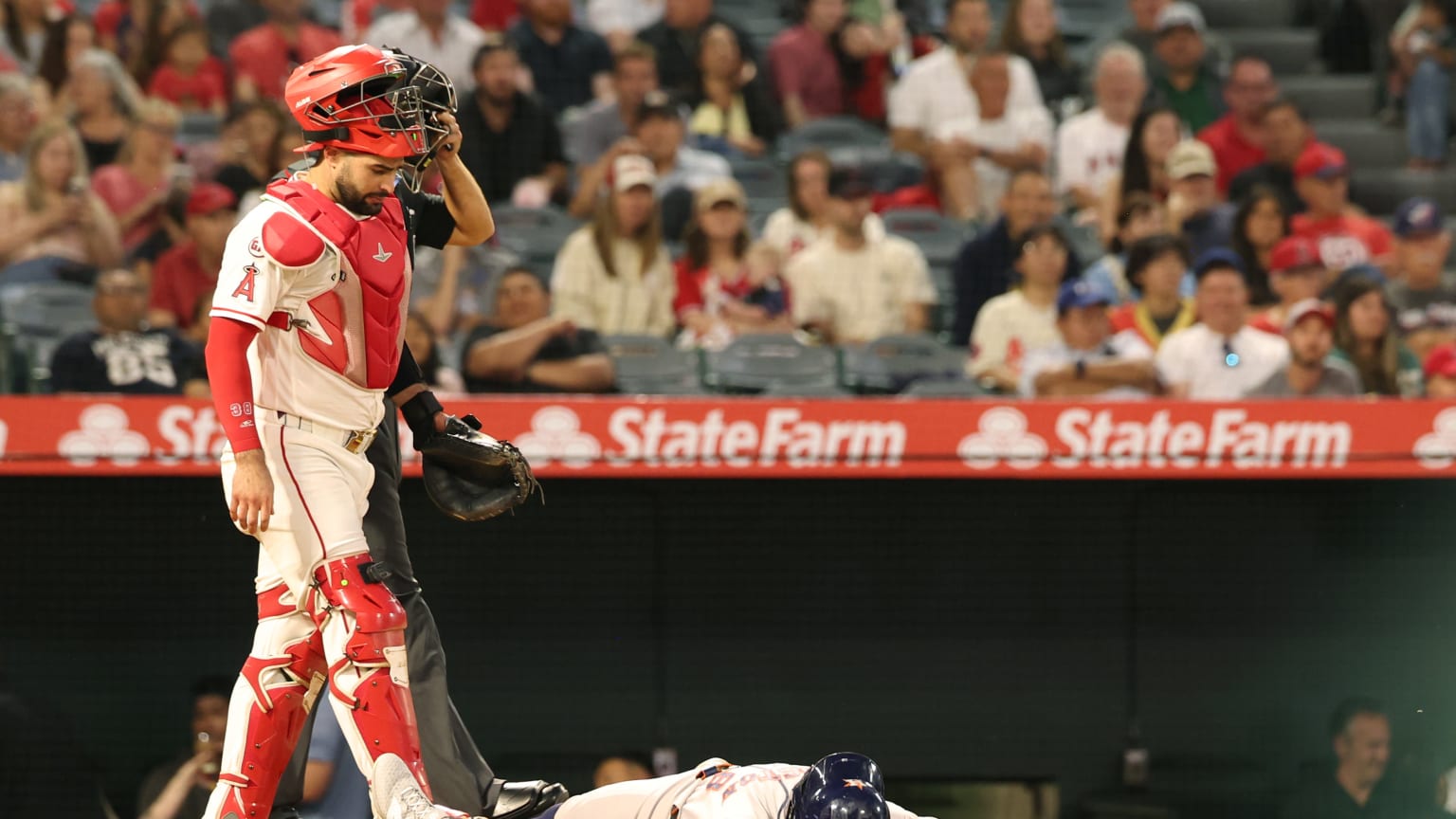Christian Walker Foul in 5th Inning Remains in Game