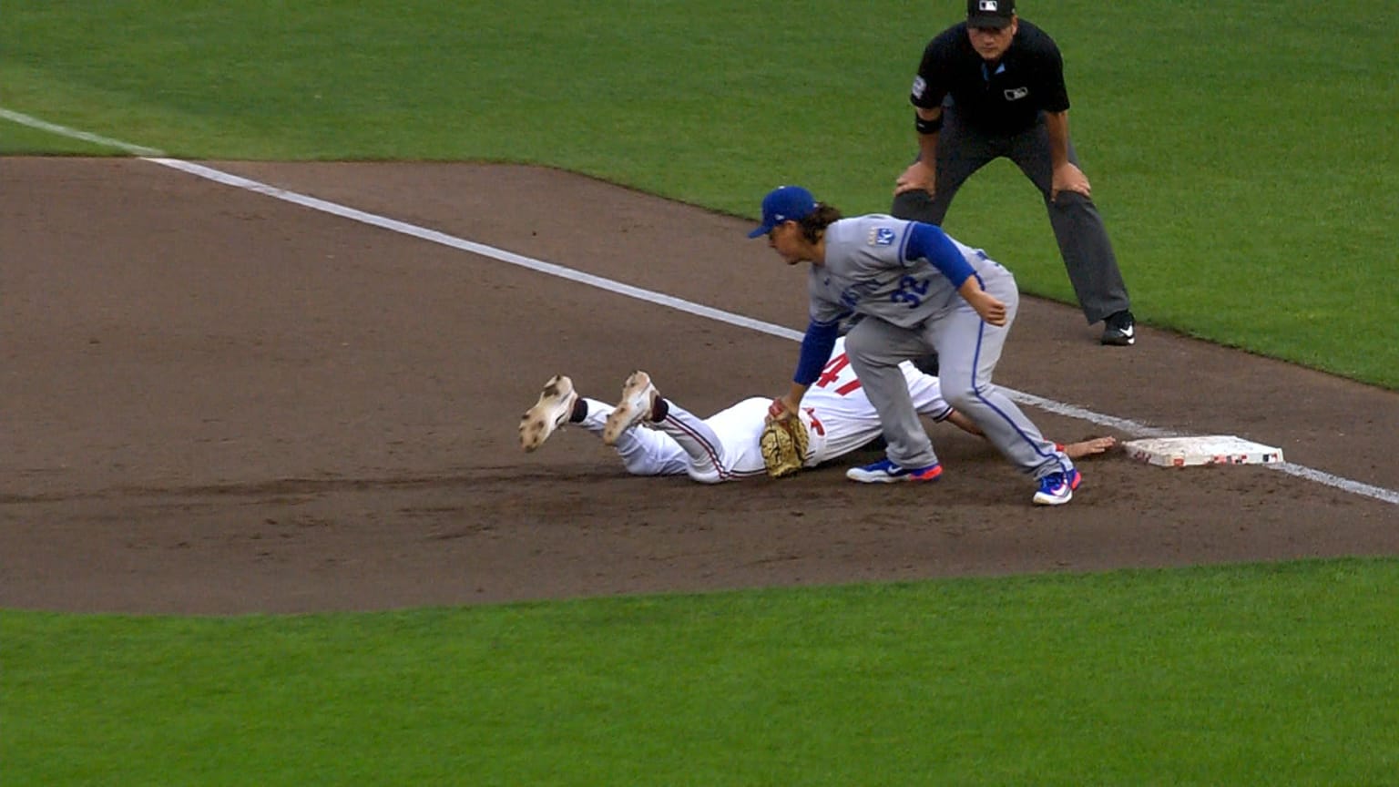 Alec Marsh picks off Edouard Julien in the 5th inning | 07/05/2023