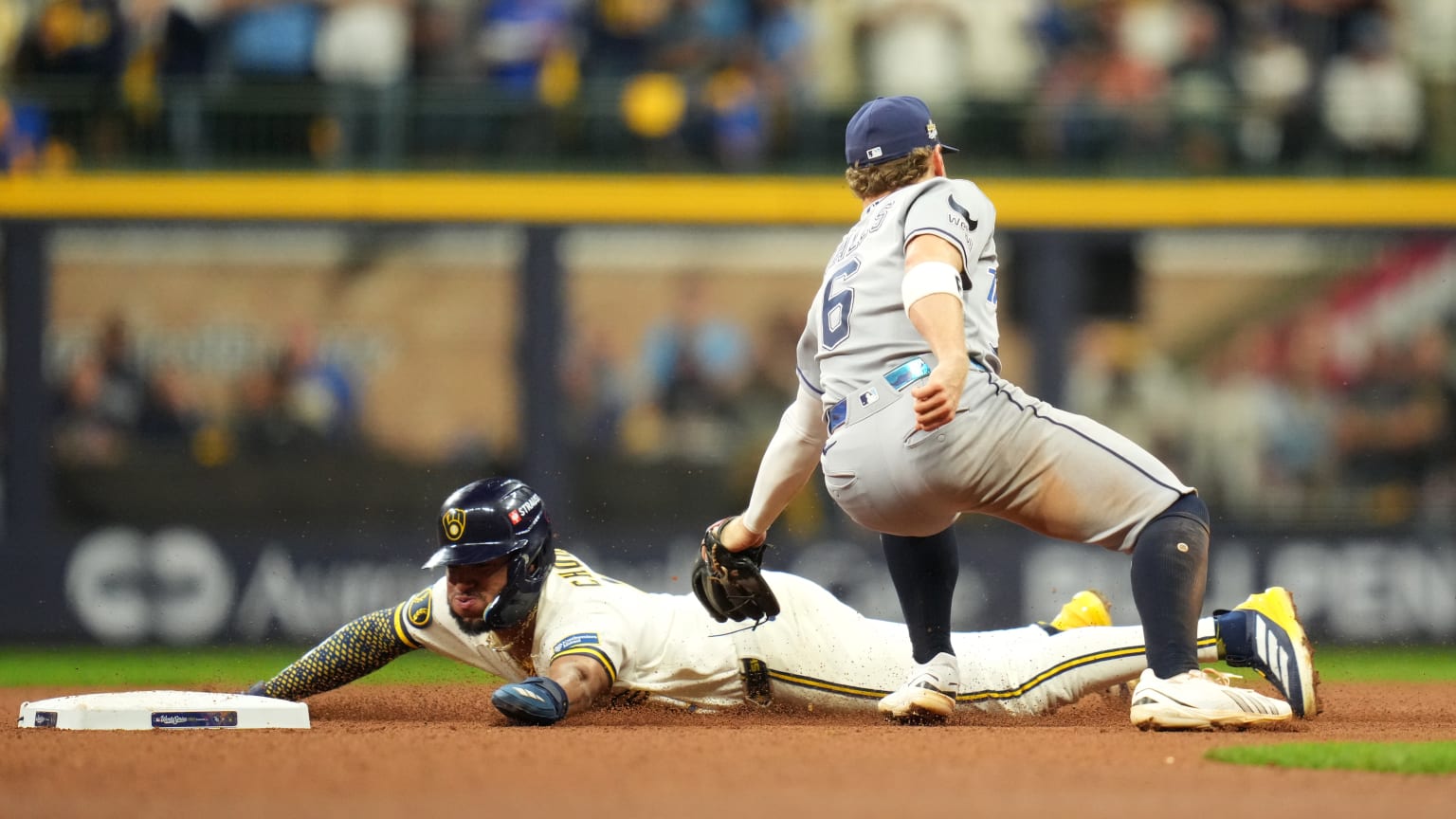 Brewers pull off a double steal in the 8th inning | 10/24/2026 | MLB.com