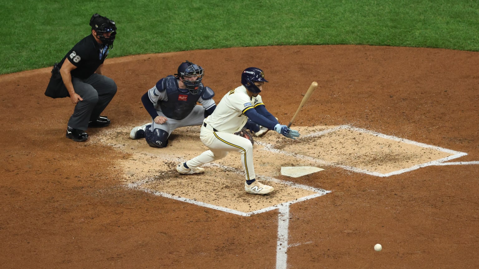 David Hamilton reaches, Pratt scores run after error | 10/24/2026 | MLB.com