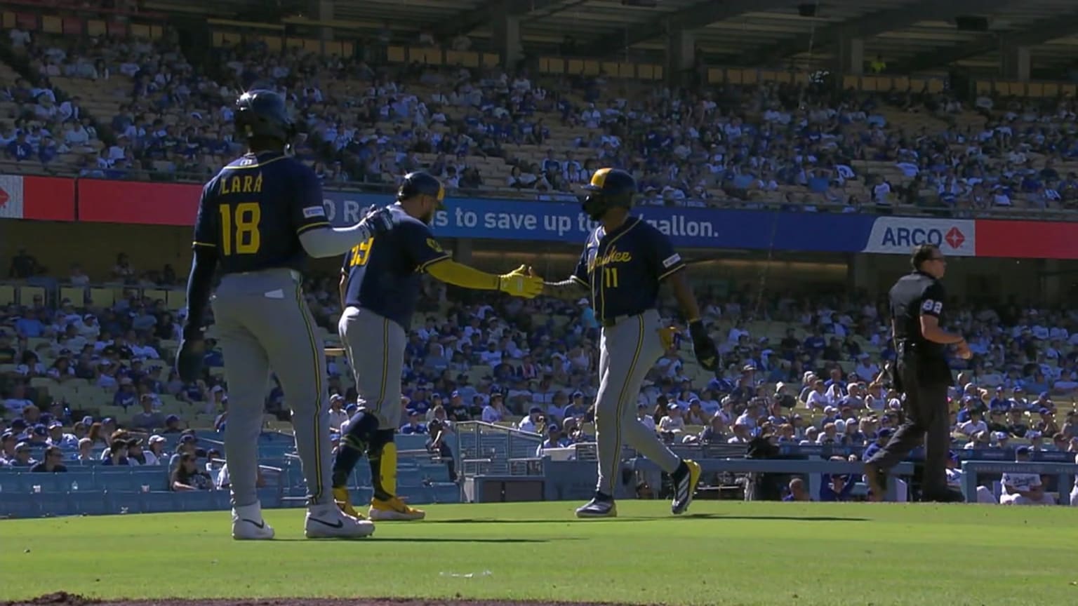 Brewers score two on an error | 08/16/2026 | Milwaukee Brewers