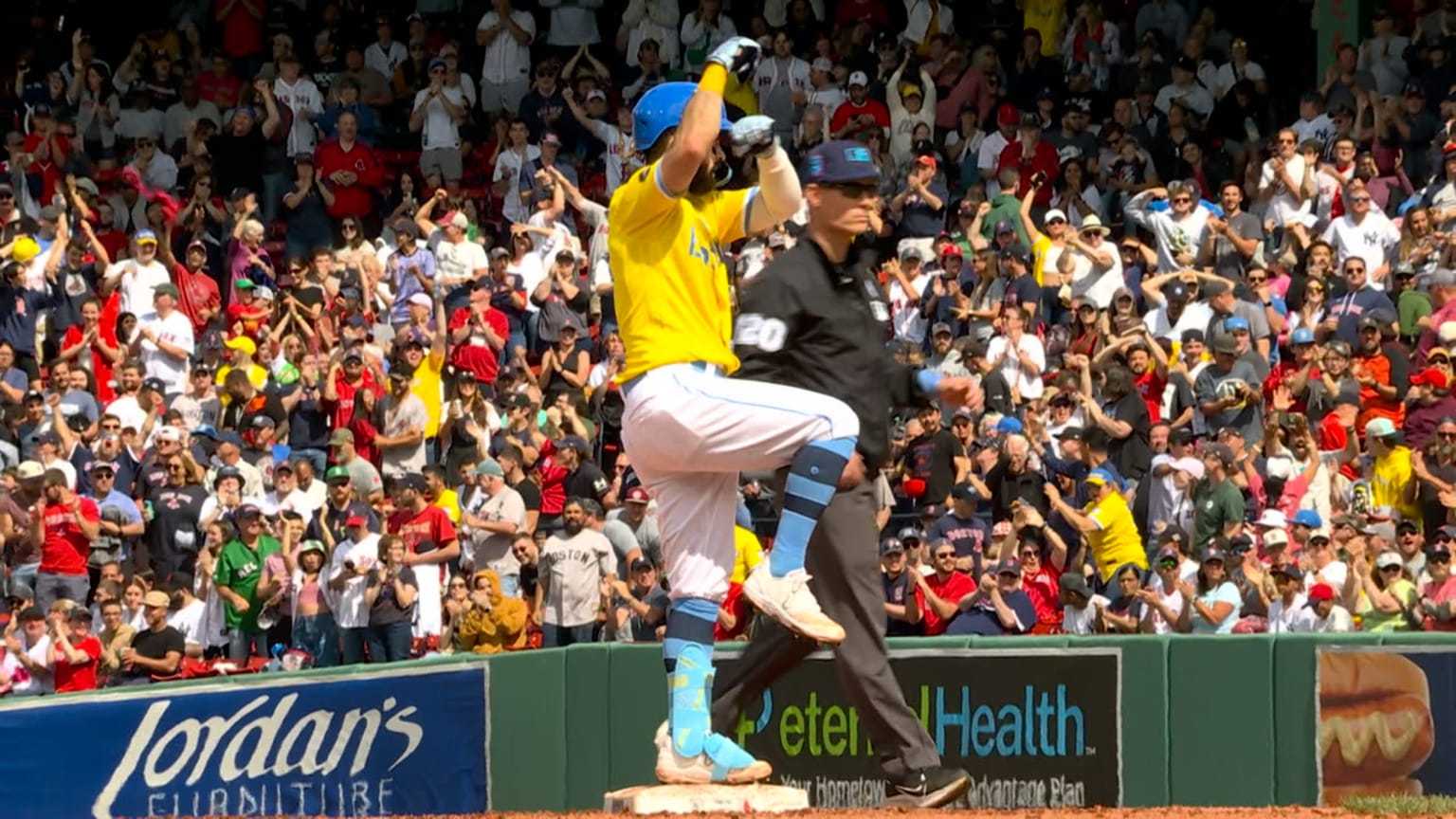 Connor Wong's two-run double, 07/17/2023