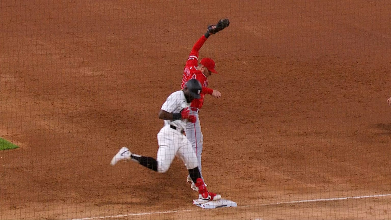 Bryan Ramos safe after challenge 09/25/2024 Chicago White Sox