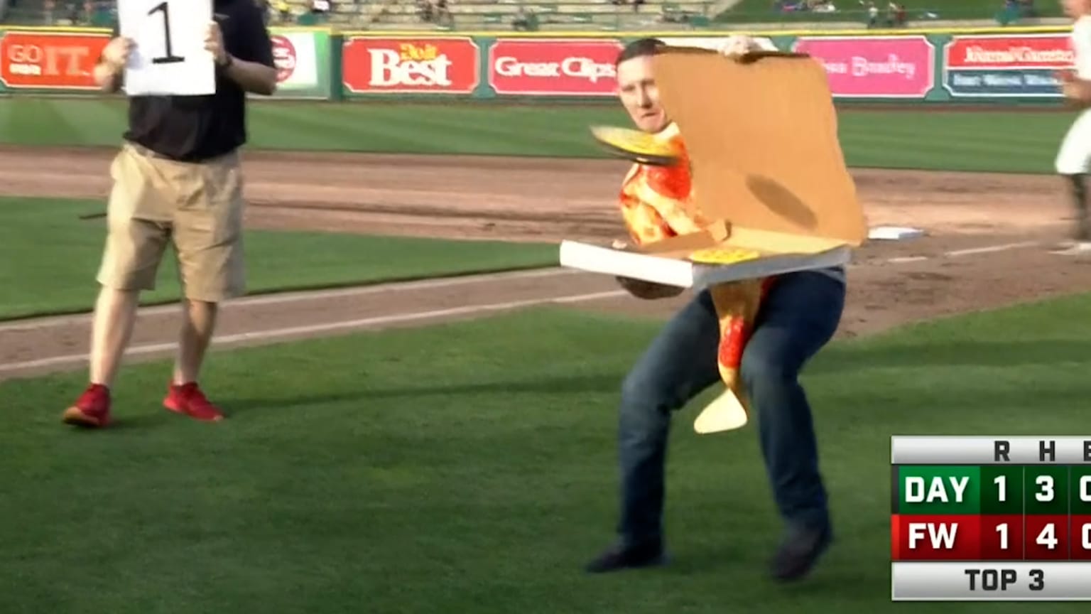 Fans pizza toss 08/16/2023