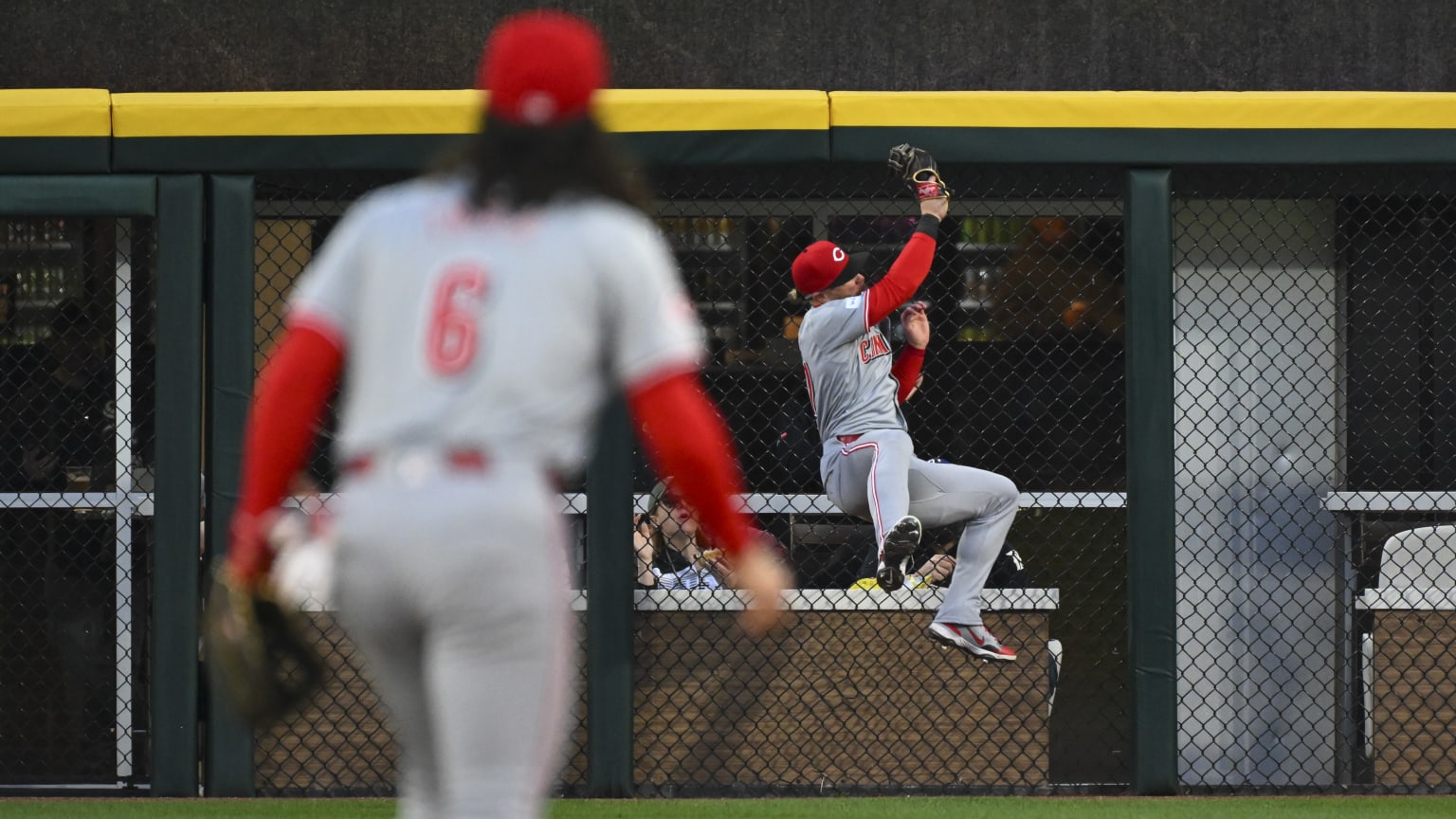 Jake Fraley's leaping catch | 04/12/2024 | Cincinnati Reds