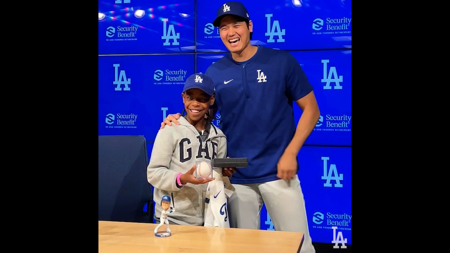 Shohei Ohtani surprises a young Dodgers fan