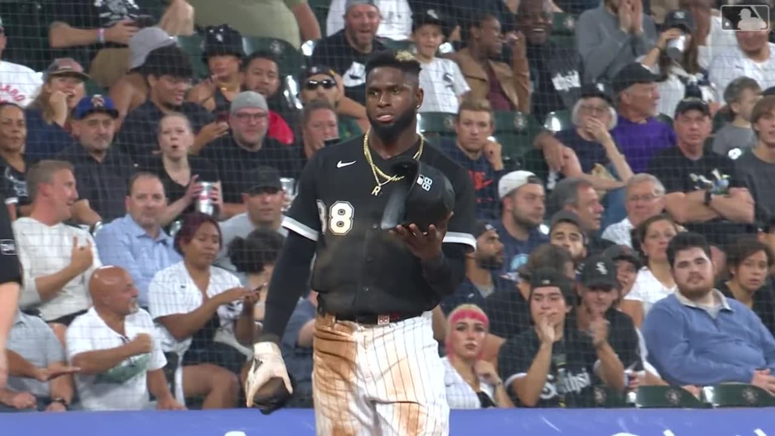 luis-robert-jr-exits-with-finger-injury-08-09-2023-chicago-white-sox