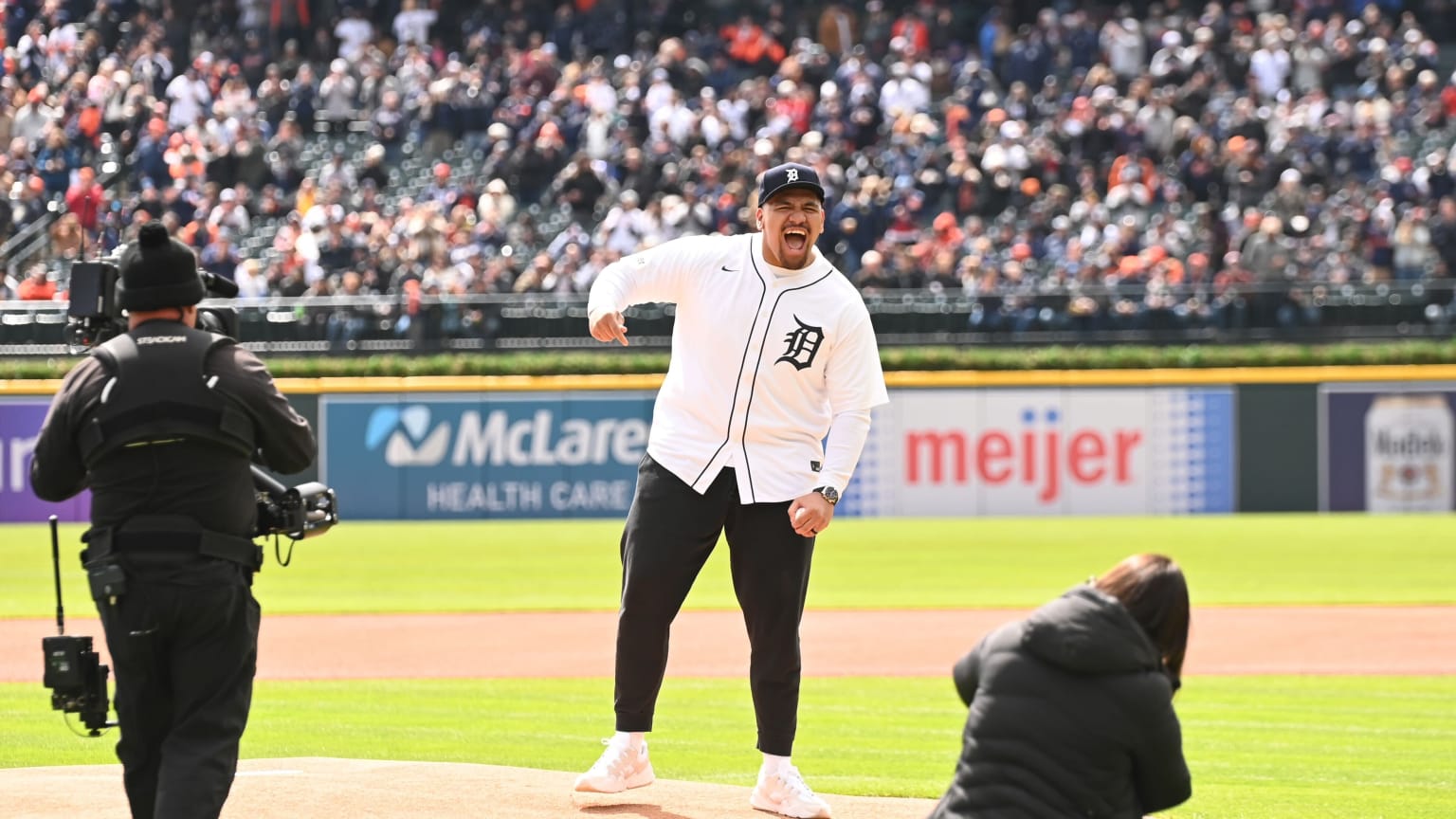 Penei Sewell throws out the first pitch | 04/05/2024 | Detroit Tigers