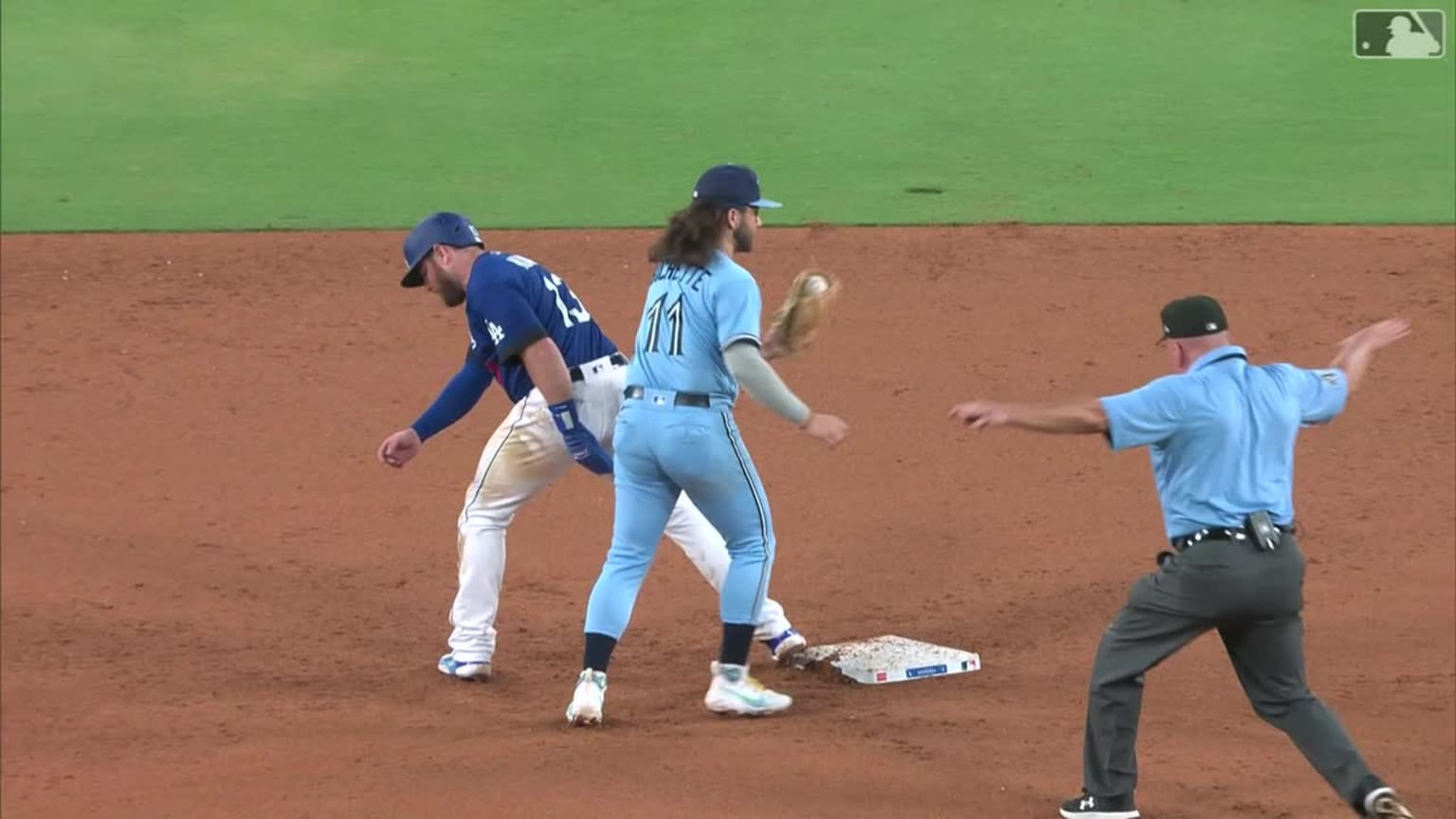 Max Muncy is ruled out at 2nd after a review | 07/25/2023 | Los Angeles