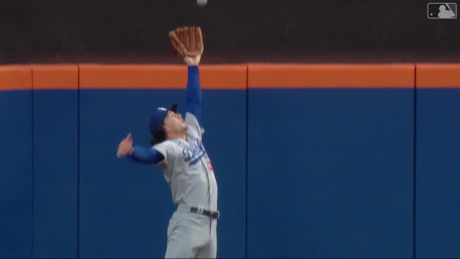 James Outman makes a spectacular catch in center 07/16/2023 Los