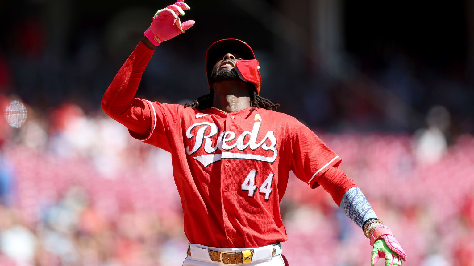 Elly De La Cruz crushes a two-run home run to right-center field, extending the Reds' lead to 6-3 in the bottom of the 4th inning