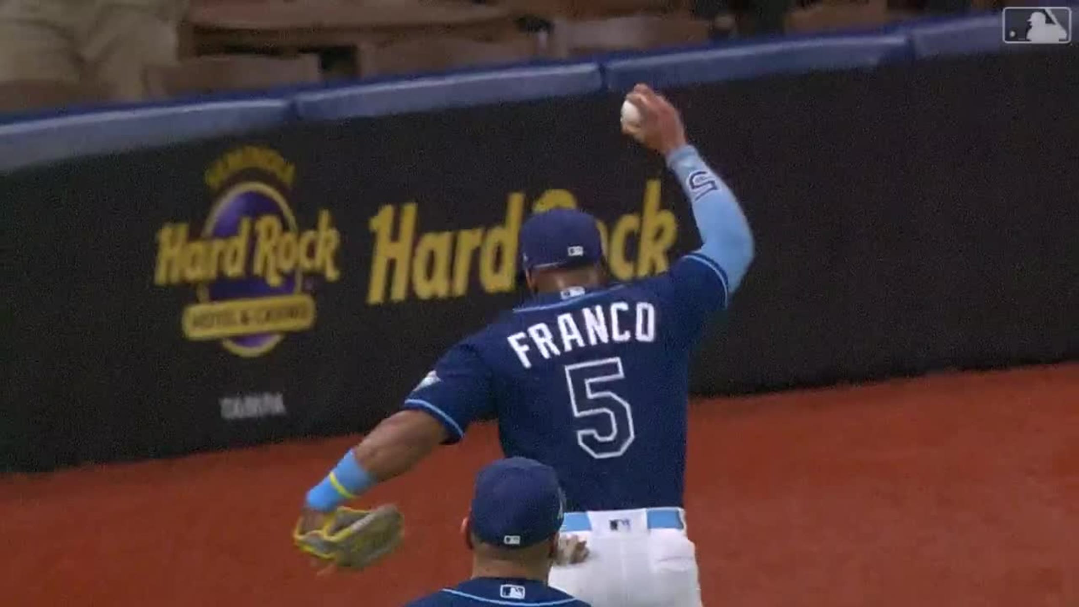 Wander Franco makes barehand over-the-shoulder catch