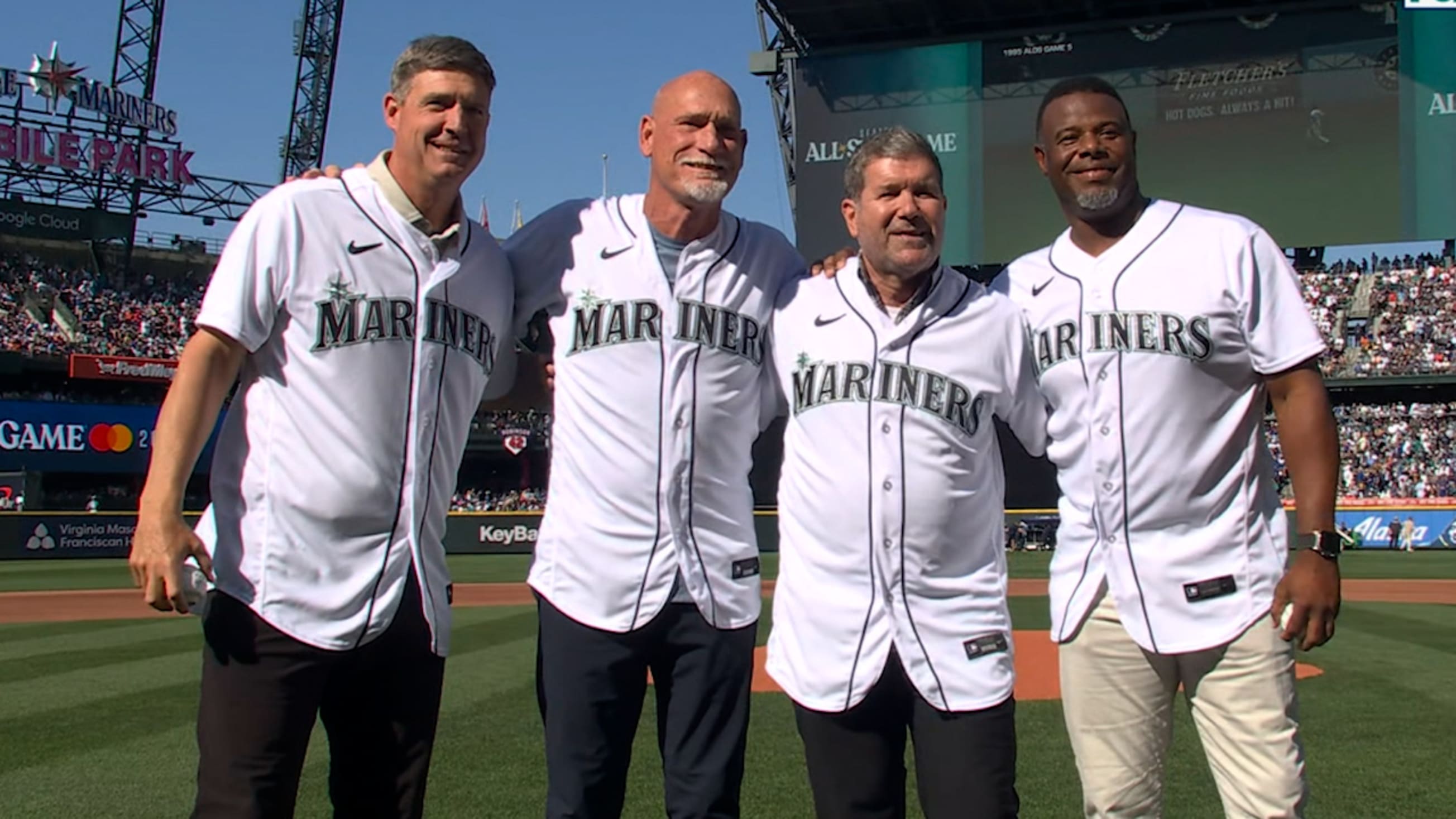 Mariners superfans throw out first pitch
