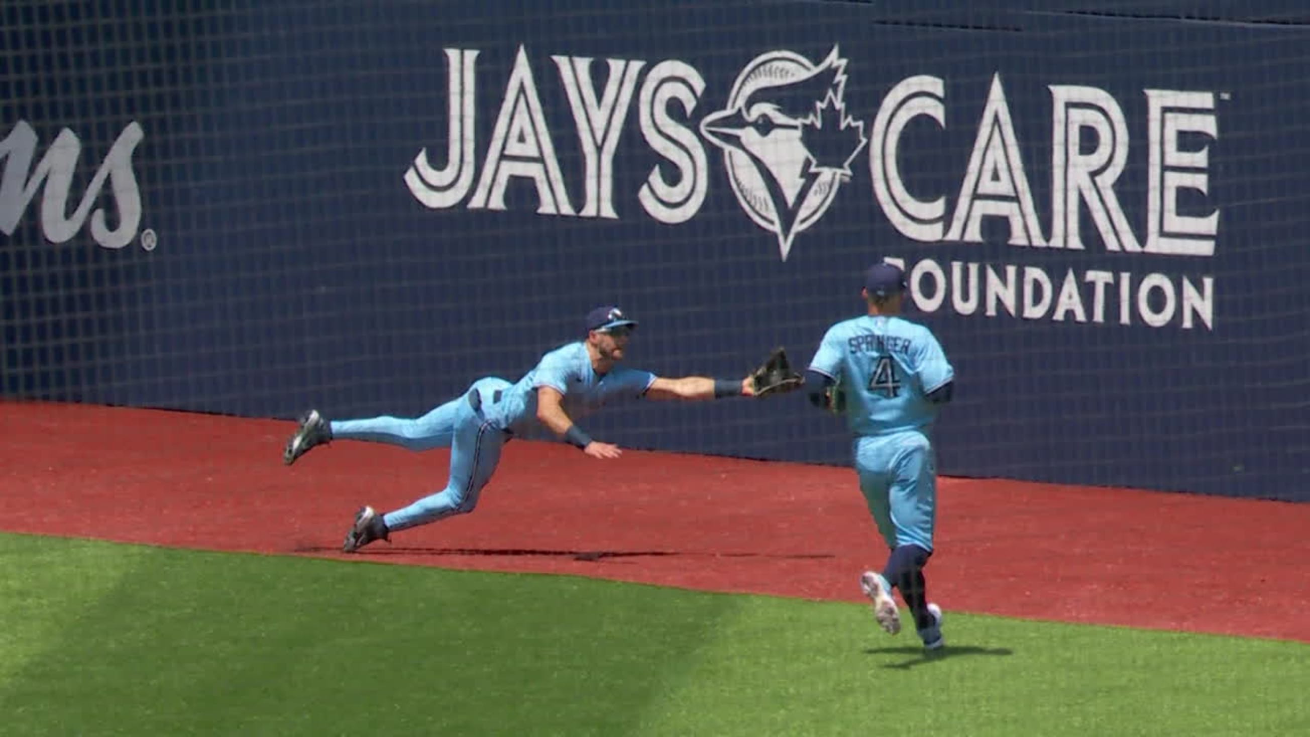 Kevin Kiermaier makes first incredible catch of revamped outfield