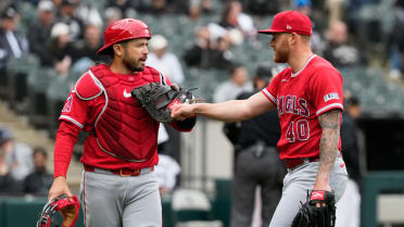 Sam Bachman deja dos en base en el 7mo