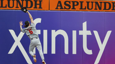 Jesse Winker makes a second great catch