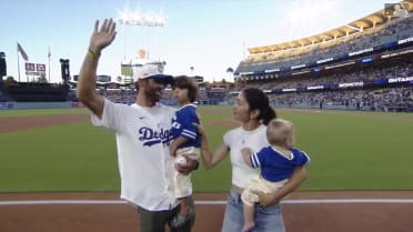 Dodgers honor Chris Taylor's retirement