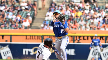 Andrew Velázquez inicia doble play 