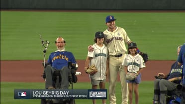 Steve Gleason, family of Chris Snow throw out the first pitch