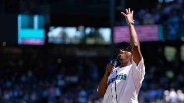 Jameis Winston throws first pitch, fires up crowd