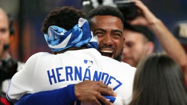 Vlad Jr. gives Teoscar Hernández Home Run Derby chain