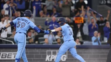Davis Schneider scores go-ahead run on throwing error